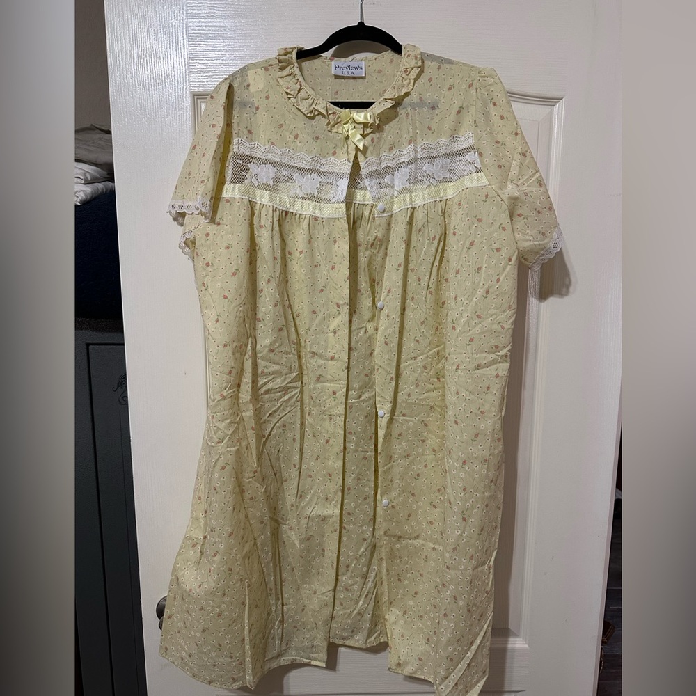 Previews USA vintage nightgown and robe in yellow floral made in USA.